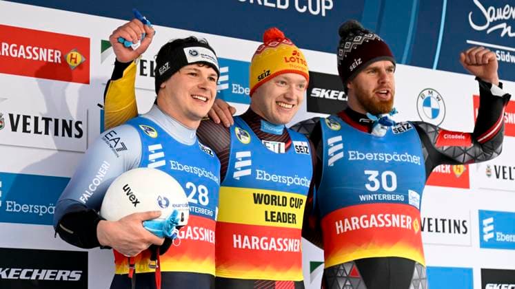 Bilder des Jahres 2024, Sport 01 Januar Sport Themen der Woche KW01 Siegerehrung, Dominik Fischnaller ITA (2. Platz) Max Langenhan GER (1. Platz) Kristers Aparjods, 83. Platz LAT) 07.01.2024 EBERSPÄCHER Rodel Weltcup in Winterberg, Herren Einsitzer , Veltins-Arena, Winterberg, NRW Germany *** Award ceremony, Dominik Fischnaller ITA 2nd place Max Langenhan GER 1st place Kristers Aparjods, 83rd place LAT 07 01 2024 EBERSPÄCHER Luge World Cup in Winterberg, Mens Single , Veltins Arena, Winterberg, NRW Germany Copyright: xpepphotox xPeterxEppingerx pep00321, pep_20240107_hm