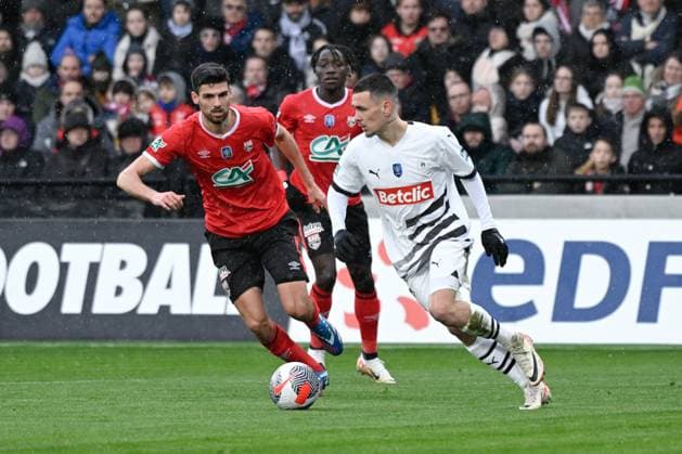 Le Fee Enzo ( 6 - Rennes ) and Roux Baptiste ( 6 - Guingamp ) during the French Cup match between EA Guingamp and Stade Rennais at Stade du Roudourou on January 07, 2024 in Guingamp, France. ( Photo by federico pestellini panoramic ) - FOOTBALL : Guingamp vs Rennes - Coupe de France - 07 01 2024 FedericoPestellini Panoramic 