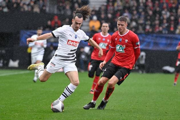 Theate Arthur ( 5 - Rennes ) and Guillaume Baptiste ( 11 - Guingamp ) during the French Cup match between EA Guingamp and Stade Rennais at Stade du Roudourou on January 07, 2024 in Guingamp, France. ( Photo by federico pestellini panoramic ) - FOOTBALL : Guingamp vs Rennes - Coupe de France - 07 01 2024 FedericoPestellini Panoramic 