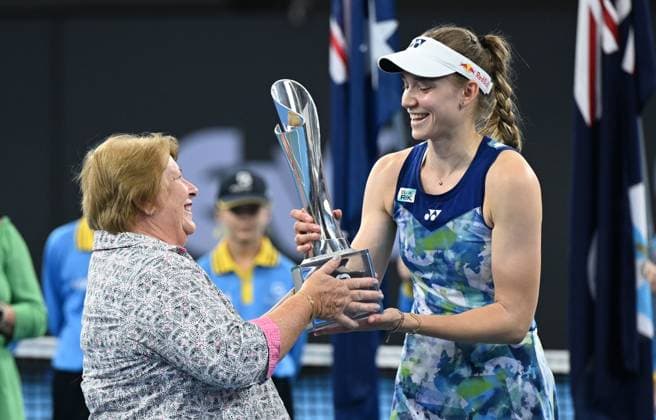 TENNIS BRISBANE INTERNATIONAL, Former Australian tennis player Wendy Turnbull (left) is seen presenting the trophy to Elena Rybakina of Kazakhstan after she won against Aryna Sabalenka of Belarus during the women?s Final on Day 8 of the 2024 Brisbane International at the Queensland Tennis Centre in Brisbane, Sunday, January 7, 2024. ( NO ARCHIVING, EDITORIAL USE ONLY, NO USE IN BOOKS WITHOUT CONSENT BRISBANE QUEENSLAND AUSTRALIA  Copyright: xDARRENxENGLANDx 20240108001885978525