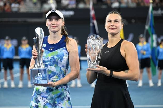 TENNIS BRISBANE INTERNATIONAL, Elena Rybakina (left) of Kazakhstan celebrates winning with the trophy against Aryna Sabalenka (right) of Belarus during the women?s Final on Day 8 of the 2024 Brisbane International at the Queensland Tennis Centre in Brisbane, Sunday, January 7, 2024. ( NO ARCHIVING, EDITORIAL USE ONLY, NO USE IN BOOKS WITHOUT CONSENT BRISBANE QUEENSLAND AUSTRALIA  Copyright: xDARRENxENGLANDx 20240108001885983453