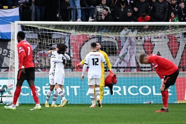 Rennes players celebrate their side s victory after the French Cup match between EA Guingamp and Stade Rennais at Stade du Roudourou on January 07, 2024 in Guingamp, France. ( Photo by federico pestellini panoramic ) - FOOTBALL : Guingamp vs Rennes - Coupe de France - 07 01 2024 FedericoPestellini Panoramic 