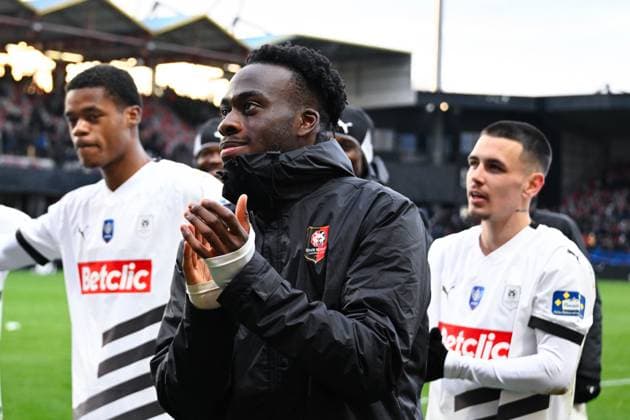 Kalimuendo Arnaud ( 9 - Rennes ) applauds the fans following the French Cup match between EA Guingamp and Stade Rennais at Stade du Roudourou on January 07, 2024 in Guingamp, France. ( Photo by federico pestellini panoramic ) - FOOTBALL : Guingamp vs Rennes - Coupe de France - 07 01 2024 FedericoPestellini Panoramic 