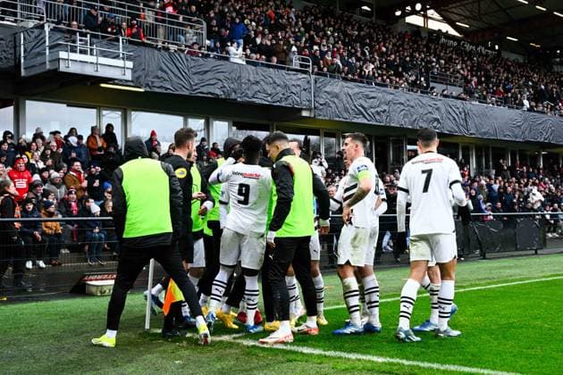 Kalimuendo Arnaud ( 9 - Rennes ) celebrates with teammates during the French Cup match between EA Guingamp and Stade Rennais at Stade du Roudourou on January 07, 2024 in Guingamp, France. ( Photo by federico pestellini panoramic ) - FOOTBALL : Guingamp vs Rennes - Coupe de France - 07 01 2024 FedericoPestellini Panoramic 