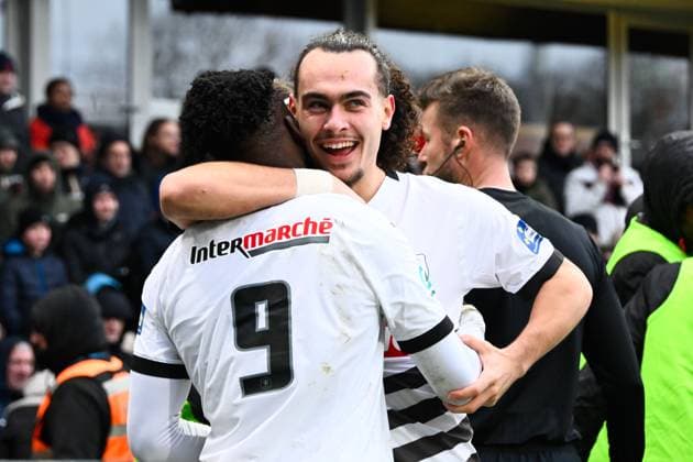 Kalimuendo Arnaud ( 9 - Rennes ) celebrates with Theate Arthur ( 5 - Rennes ) during the French Cup match between EA Guingamp and Stade Rennais at Stade du Roudourou on January 07, 2024 in Guingamp, France. ( Photo by federico pestellini panoramic ) - FOOTBALL : Guingamp vs Rennes - Coupe de France - 07 01 2024 FedericoPestellini Panoramic 