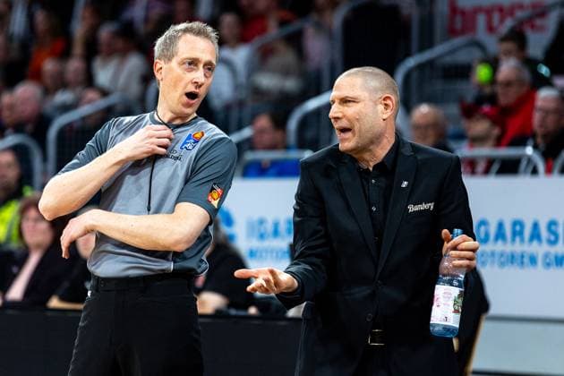 Christof Madinger Referee , Oren Amiel Bamberg Baskets, Coach , Bamberg Baskets vs ALBA Berlin, Basketball, easyCredit BBL, Matchday 15, 07 01 2024 Bamberg Baskets vs ALBA Berlin, Basketball, easyCredit BBL, Matchday 15, 07 01 2024 Bamberg Copyright: xEibner-Pressefoto G.xSantemizx EP_EER