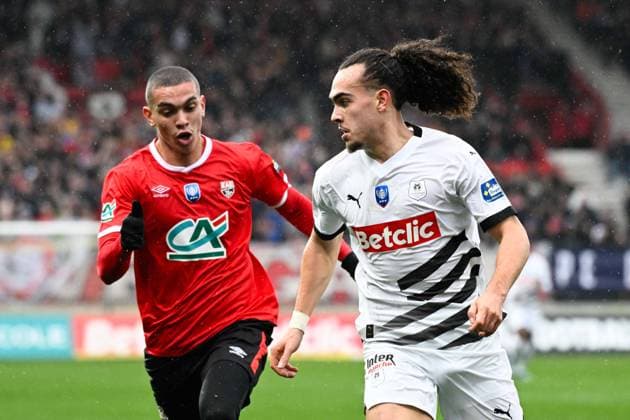 Theate Arthur ( 5 - Rennes ) and El Ouazzani Amine ( 9 - Guingamp ) during the French Cup match between EA Guingamp and Stade Rennais at Stade du Roudourou on January 07, 2024 in Guingamp, France. ( Photo by federico pestellini panoramic ) - FOOTBALL : Guingamp vs Rennes - Coupe de France - 07 01 2024 FedericoPestellini Panoramic 