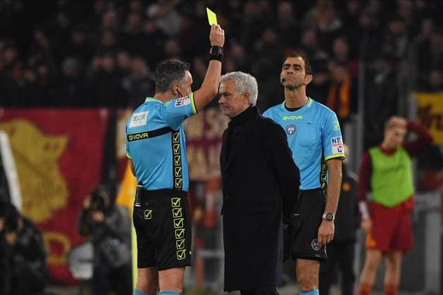 Sport Themen der Woche KW01 Sport Bilder des Tages IPP20240107 Football - soccer: Serie A, A.S. Roma - Atalanta B.C., Gianluca Aureliano ammonisce JosÃ Mourinho (Verwendung nur in Deutschland - GERMANY ONLY) *** IPP20240107 Football soccer Serie A, A S Roma Atalanta B C , Gianluca Aureliano ammonisce JosÃ Mourinho Use only in Germany GERMANY ONLY 