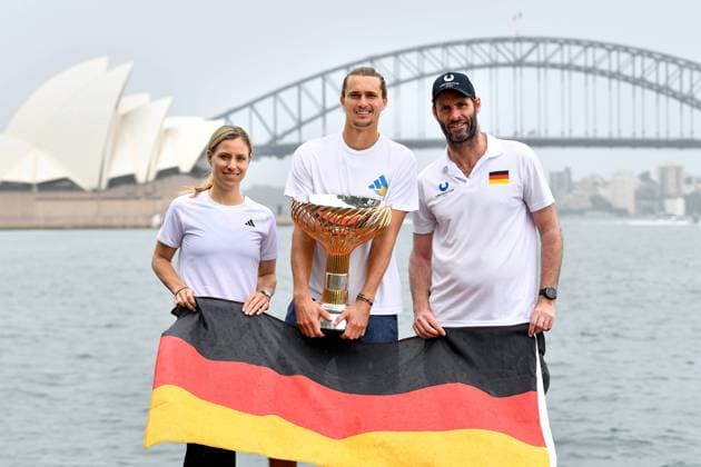 Sport Themen der Woche KW02 Sport Bilder des Tages TENNIS UNITED CUP WINNERS TROPHY, (L-R) United Cup 2024 winner?s Angelique Kerber, Alexander Zverev, and Team Germany Captain Torben Beltz pose for photographs with the trophy at Mrs Macquaries Chair in Sydney, Monday, January 8, 2024. Team Germany won the second edition of the United Cup at Ken Rosewall Arena in Sydney last night defeating Team Poland 2-1. ( NO ARCHIVING, EDITORIAL USE ONLY, NO USE IN BOOKS WITHOUT CONSENT SYDNEY NEW SOUTH WALES AUSTRALIA  Copyright: xBIANCAxDExMARCHIx 20240108001886233430