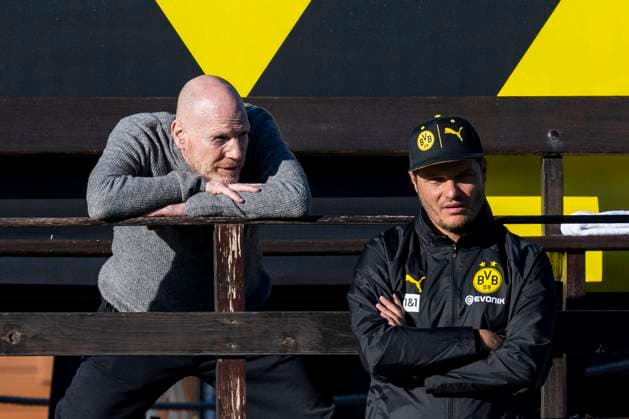 Sport Themen der Woche KW02 Sport Bilder des Tages Fußball: 1. Bundesliga, Saison 2023 2024, Trainingslager von Borussia Dortmund am 08.01.2024 in Marbella (Spanien). Matthias Sammer (l.) spricht mit Trainer Edin Terzic. *** Soccer 1 Bundesliga, 2023 2024 season, Borussia Dortmund training camp on 08 01 2024 in Marbella Spain Matthias Sammer l talks to coach Edin Terzic Copyright: xDavidxInderliedx