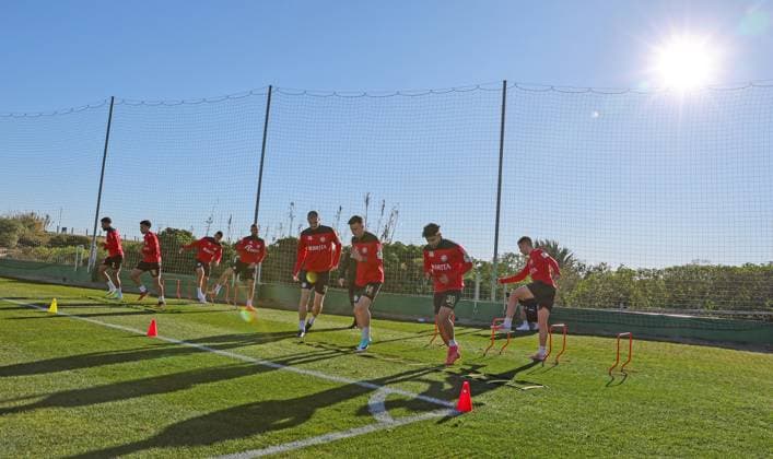 Football 2 Bundesliga training camp SV Wehen Wiesbaden 08 01 24, Sunshine galore at the first training session in El Saler,