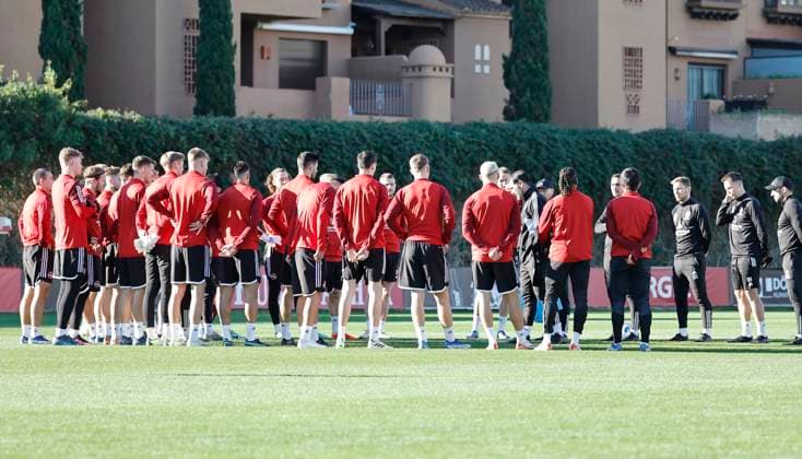 08 01 2024 Soccer 2 Soccer Bundesliga Season 2023 2024 1 FC Nuremberg FCN Club Training Camp Winter Winter Training Camp Marbella Spain Sports Photo Zink DaMa xdaxmax Cristian Fiel Coach 1 FC Nuremberg FCN gives instructions to Team Team
