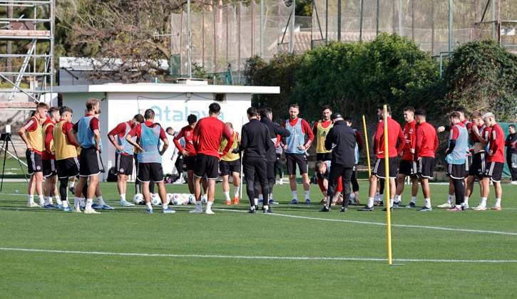 08 01 2024 Soccer 2 Soccer Bundesliga Season 2023 2024 1 FC Nuremberg FCN Club Training Camp Winter Winter Training Camp Marbella Spain Sports Photo Zink DaMa xdaxmax Cristian Fiel Coach 1 FC Nuremberg FCN gives instructions to Team Team