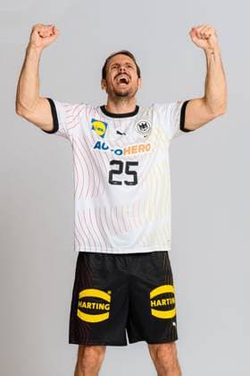 Sport Themen der Woche KW02 Sport Bilder des Tages Muenchen, Deutschland: Handball DHB - Fotoshooting Kai Häfner Haefner (Deutschland) Jubel Freude Emotion Muenchen MHP Arena Bayern Deutschland *** Muenchen, Germany Handball DHB photo shoot Kai Häfner Haefner Germany Cheers Joy Emotion Muenchen MHP Arena Bayern Germany