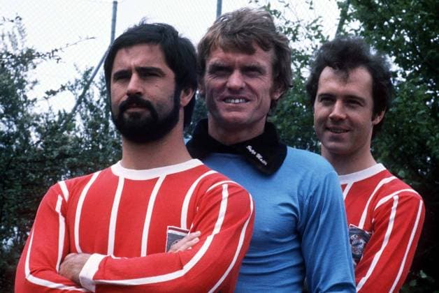 Franz BECKENBAUER has died at the age of 78 ARCHIVE PHOTO Sepp MAIER , Germany , Soccer, Goalkeeper , FC Bayern Muenchen , with Franz BECKENBAUER in the back , and Gerd MUELLER in the front standing one behind the other Qf 1973