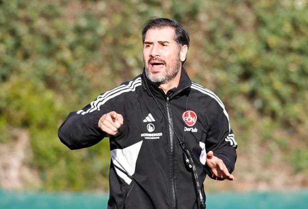 08 01 2024 Soccer 2 Soccer Bundesliga Season 2023 2024 1 FC Nuremberg FCN Club Training Camp Winter Winter Training Camp Marbella Spain Sports Photo Zinc DaMa xdaxmax Cristian Fiel Coach 1 FC Nuremberg FCN indicates gestures directs gives instructions