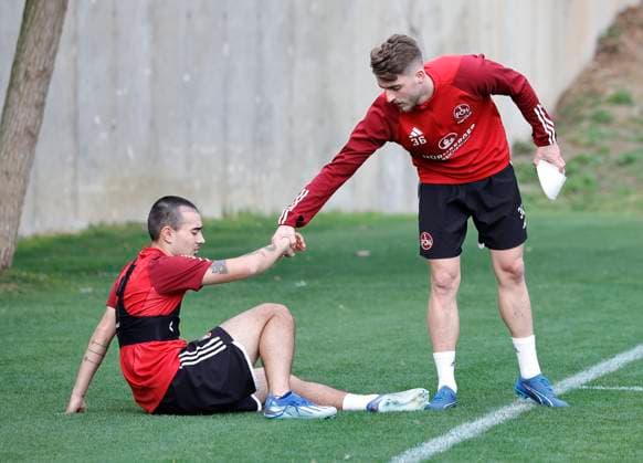 08 01 2024 Soccer 2 Soccer Bundesliga Season 2023 2024 1 FC Nürnberg FCN Club Training Camp Winter Winter Training Camp Marbella Spain Sportfoto Zink DaMa xdaxmax Lukas Schleimer 36, 1 FC Nürnberg FCN helps Jens Castrop 17, 1 FC Nürnberg FCN back on his feet after training