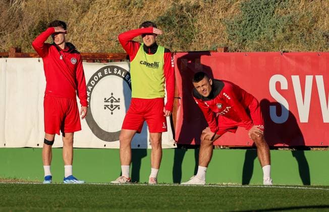 Soccer 2 Bundesliga training camp SV Wehen Wiesbaden 08 01 24, Nick Bätzner, Emmanuel Taffertshofer, Antonio Jonjic,