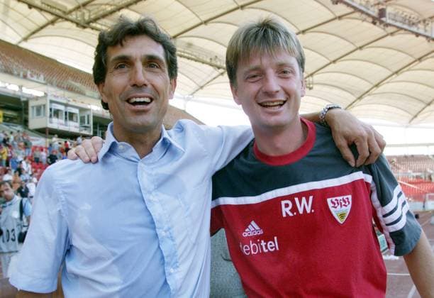 26.08.00 VfB Stuttgart II - Eintracht Frankfurt Deutschland, Stuttgart, 26.08.2000, Fussball, DFB-Pokal, 1. Runde, VfB Stuttgart II - Eintracht Frankfurt (6:1): v.l. Rainer Adrion (Trainer VfB Stuttgart II), Rainer Widmayer (Co-Trainer VfB Stuttgart II). *** 26 08 00 VfB Stuttgart II Eintracht Frankfurt Germany, Stuttgart, 26 08 2000, Soccer, DFB Cup, 1 Round, VfB Stuttgart II Eintracht Frankfurt 6 1 v l Rainer Adrion Coach VfB Stuttgart II , Rainer Widmayer Co Coach VfB Stuttgart II
