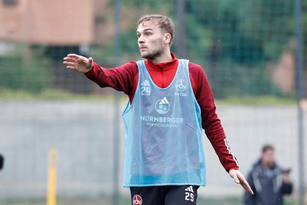 09 01 2024 Soccer 2 Soccer Bundesliga Season 2023 2024 1 FC Nuremberg FCN Club Training Camp Winter Winter Training Camp Marbella Spain Sports Photo Zink DaMa xdaxmax Tim Handwerker 29, 1 FC Nuremberg FCN indicates gestures directs gives instructions