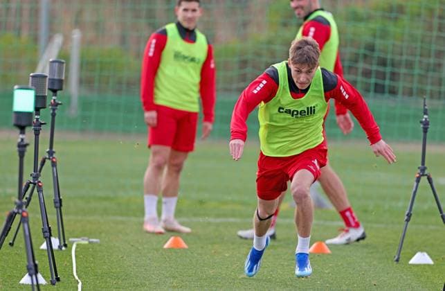 Soccer 2 Bundesliga training camp SV Wehen Wiesbaden 09 01 24, sprint with timing Nick Bätzner,