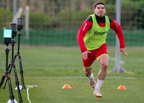 Soccer 2 Bundesliga training camp SV Wehen Wiesbaden 09 01 24, sprint with timing Robin Heußer,