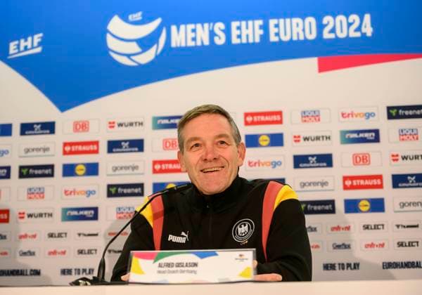 Sport Themen der Woche KW02 Sport Bilder des Tages Trainer Bundestrainer Alfred GISLASON (GER), lacht, lachend, Gute Laune, Pressekonferenz Team Deutschland am 09.01.2024 Handball Europameisterschaft der Maenner, vom 10.01 - 28.01.2024 in Deutschland Germany Â *** Coach national coach Alfred GISLASON GER , laughing, laughing, good mood, press conference Team Germany on 09 01 2024 European Mens Handball Championship, from 10 01 28 01 2024 in Germany Germany Â
