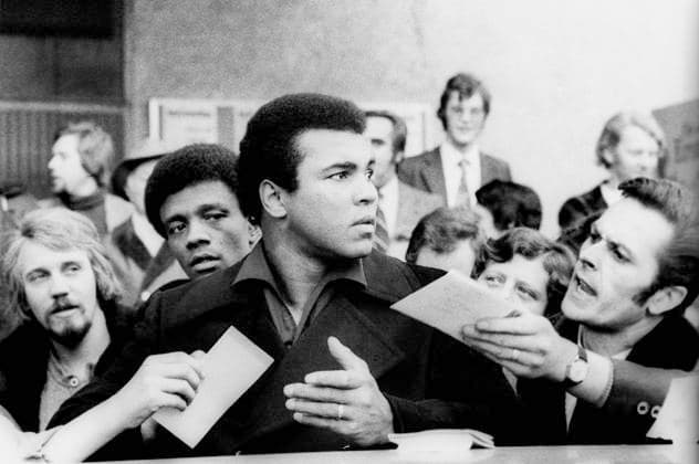 Muhammad Ali in der Vorbereitung auf den WM-Kampf gegen Jürgen Blin in Zürich Aufn. 17.12.1971. Muhammad Ali mit Autogrammjägern. *** Muhammad Ali preparing for the world championship fight against Jürgen Blin in Zurich On 17 12 1971 Muhammad Ali with autograph hunters HM