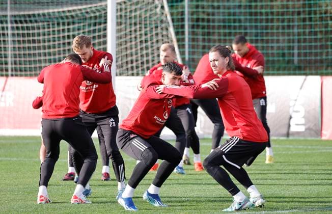 10 01 2024 Soccer 2 Soccer Bundesliga Season 2023 2024 1 FC Nuremberg FCN Club Training Camp Winter Winter Training Camp Marbella Spain Sports Photo Zink DaMa xdaxmax Taylan Duman 8, 1 FC Nuremberg FCN Carl Klaus 1, 1 FC Nuremberg FCN and Team Team during stretching exercise