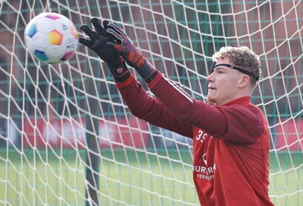 10 01 2024 Soccer 2 Soccer Bundesliga Season 2023 2024 1 FC Nuremberg FCN Club Training Camp Winter Winter Training Camp Marbella Spain Sports Photo Zink DaMa xdaxmax Nicolas Ortegel 1 FC Nuremberg FCN with eye patch during goalkeeper training