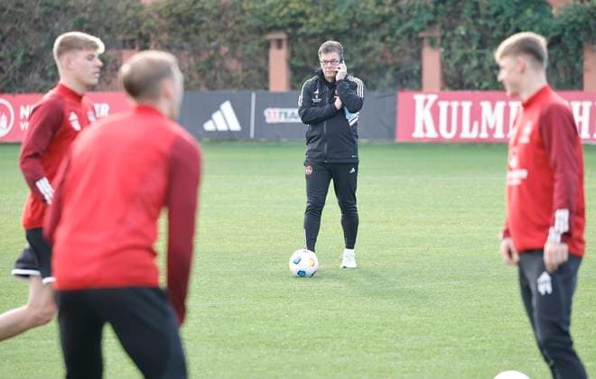 10 01 2024 Soccer 2 Soccer Bundesliga Season 2023 2024 1 FC Nuremberg FCN Club Training Camp Winter Winter Training Camp Marbella Spain Sports Photo Zinc DaMa xdaxmax Dieter Hecking Board of Directors Sports 1 FC Nuremberg FCN on the phone and watching team team training