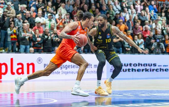 06 01 2024, xomx, Basketball BBL, NINERS Chemnitz MHP Riesen Ludwigsburg emspor, v l Kevin Yebo Niners Chemnitz on the ball in a duel with Elijah Childs MHP Riesen Ludwigsburg Chemnitz