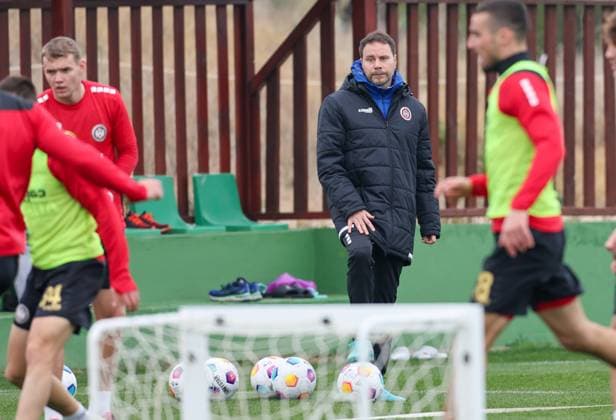 Soccer 2 Bundesliga training camp SV Wehen Wiesbaden 10 01 24, U19 coach Christian Mollocher,