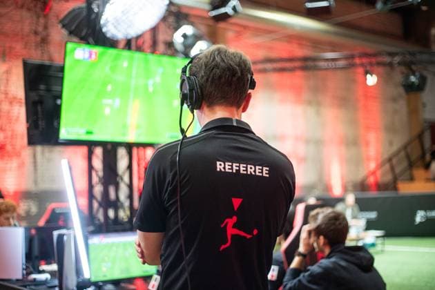Virtual Bundesliga, North West Division, 10 01 2023 Referee at the game, in the foreground you can see blurred screens Virtual Bundesliga, North West Division, 10 01 2023 VBL Club Championship Offline Matchday, January 9 10 Copyright: xBEAUTIFULxSPORTS Buriakovx