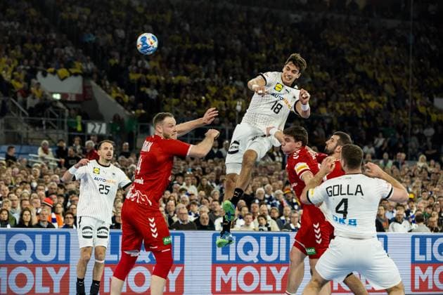 MENS EHF EURO 2024 Germany Switzerland 10 01 2024 Julian Köster Germany, 18 in the throw against the Swiss block Lenny Rubin Switzerland, 4 MENS EHF EURO 2024 Germany Switzerland, Merkur Spiel Arena, Düsseldorf on 10 01 2024 Copyright: xBEAUTIFULxSPORTS Wunderlx