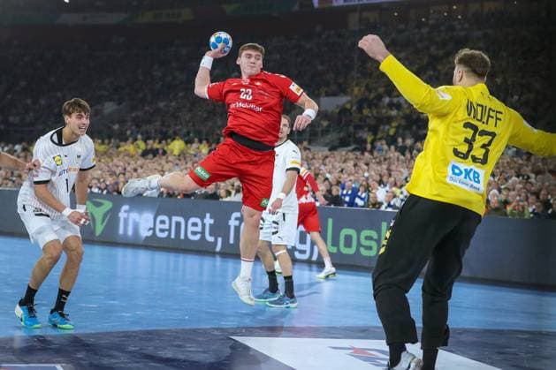 10 01 2024, EHF EURO 2024, European Mens Handball Championship, MERKUR Spiel Arena in Düsseldorf, Germany Switzerland Lukas Laube Switzerland throws the ball at the goal of goalkeeper Andreas Wolff Germany North Rhine-Westphalia Germany