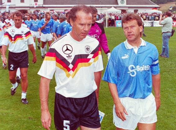 Fussball Wiederauflage WM Spiel BRD DDR Franz Beckenbauer, damaliger Mannschaftskapitaen des Fussball-Nationalteams BRD, li, beim Spieleinlauf zusammen mit Konrad Weise, re., damals DDR, am 22.07.1993 im Fellbergstadion in Steinach im Thueringer Wald. An diesem Tag kam es im thueringischen Steinach zur Wiederauflage des deutsch-deutschen WM-Spiels zwischen der BRD und der DDR von 1974. Franz Beckenbauer ist am 7. Janur 2024 im Alter von 78 Jahren gestorben. Sein Spitzname war Der Kaiser . Franz Beckenbauer, then team captain of the Federal Republic of Germany national football team, left, at the start of the game together with Konrad Weise, right, then GDR, on July 22nd, 1993 in the Fellberg Stadium in Steinach in the Thuringian Forest. In the background are the two goalkeepers Sepp Meier, left, then Germany, and Juergen Croy, right, then GDR. On this day, the 1974 German-German World Cup match between the Federal Republic of Germany and the GDR took place in Steinach, Thuringia. Franz Beckenbauer died on January 7, 2024 at the age of 78. His nickname was The Emperor . ‹ search: Deutschland BRD DDR Fussball Fussball-Laenderspiel Laenderspiele Neuauflage Gruppenspiel,WM-Gruppenspiel DDR-BRD BRD-DDR Weltmeisterschaft von Freundschaftsspiel Nationalteams historisches Geschichte Fussballgeschichte innerdeutsches Auflage Bundesrepublik Portraet Portrait Fussballspieler FC Bayern Tod gestorben Franz Anton Beckenbauer Fussballtrainer Funktionaer Trainer Fussballfunktionaer der Kaiser Germany BRD GDR football football national game national games new edition group game, World Cup group game GDR-BRD BRD-GDR World Championship, WM, Weltmeisterschaft of friendly game national teams historical history football history domestic German edition Federal Republic portrait portrait football player FC Bayern death died Franz Anton Beckenbauer football coach functionary coach football functionary of the Kaiser soccer Fussball-Legende Legende Lichtgestalt Konni ‹ *** Soccer replay World Cup match FRG GDR Franz Beckenbauer, then team captain of the Federal Republic of Germany national football team, left, at the start of the game together with Konrad Weise, right, then GDR, on July 22nd, 1993 in the Fellberg Stadium in Steinach in the Thuringian Forest On this day, the 1974 German-German World Cup match between the FRG and the GDR was replayed in Steinach, Thuringia Franz Beckenbauer died on January 7, 2024 at the age of 78 His nickname was Der Kaiser Franz Beckenbauer, then team captain of the Federal Republic of Germany national football team, left, at the start of the game together with Konrad Weise, right, then GDR, on July 22nd, 1993 in the Fellberg Stadium in Steinach in the Thuringian Forest In the background are the two goalkeepers Sepp Meier, left, then Germany, and Juergen Croy, right, then GDR On this day, the 1974 German World Cup match between the Federal Republic of Germany and the GDR took place in Steinach, Thuringia Franz Beckenbauer died on January 7, 2024 at the age of 78 His nickname was The Emperor search Deutschland BRD DDR Fussball Fussball Laenderspiel Laenderspiele Neuauflage Gruppenspiel,WM Gruppenspiel DDR BRD BRD DDR Weltmeisterschaft von Freundschaftsspiel Nationalteams historisches Geschichte Fussballgeschichte innerdeutsches Auflage Bundesrepublik Portraet Portrait Fussballspieler FC Bayern Tod gestorben Franz Anton Beckenbauer Fussballtrainer Funktionaer Trainer Fussballfunktionaer der Kaiser Germany BRD GDR football football national game national games new editio