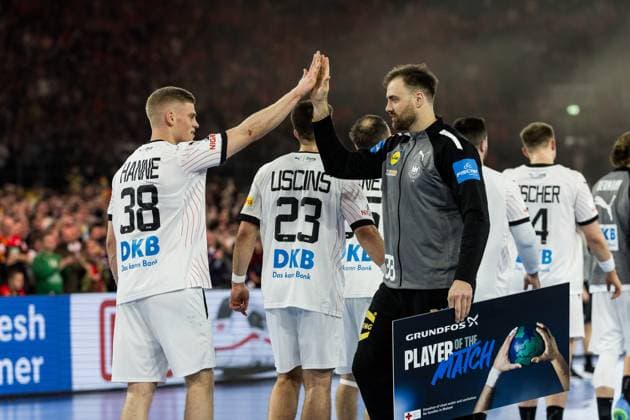 MENS EHF EURO 2024 Germany Switzerland 10 01 2024 Martin Hanne Germany, 38 and Andreas Wolff Germany, 33 clap after Wolff was honored MENS EHF EURO 2024 Germany Switzerland, Merkur Spiel Arena, Düsseldorf on 10 01 2024 Copyright: xBEAUTIFULxSPORTS Wunderlx