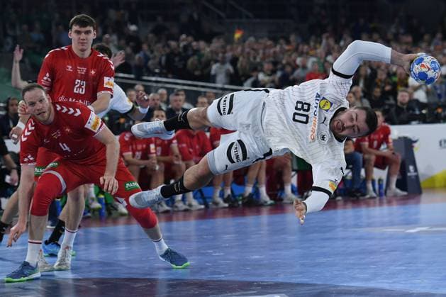 Sport Themen der Woche KW02 Men s EHF EURO 2024 Deutschland - Schweiz am 10.01.2024 in der Merkur Spiel-Arena in Düsseldorf Lenny Rubin ( Schweiz ), links - Jannik Kohlbacher ( Deutschland ), rechts *** Men s EHF EURO 2024 Germany Switzerland on 10 01 2024 at the Merkur Spiel Arena in Düsseldorf Lenny Rubin Switzerland , left Jannik Kohlbacher Germany , right xRx