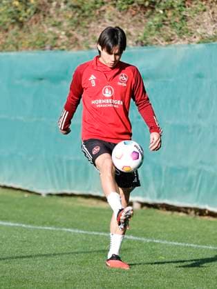 11 01 2024 Soccer 2 Soccer Bundesliga Season 2023 2024 1 FC Nuremberg FCN Club Training Camp Winter Winter Training Camp Marbella Spain Sports Photo Zink DaMa xdaxmax Daichi Hayashi 9, 1 FC Nuremberg FCN holds up ball