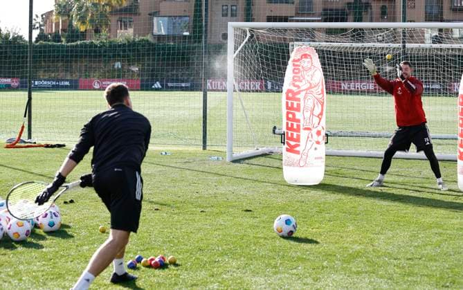 11 01 2024 Soccer 2 Soccer Bundesliga Season 2023 2024 1 FC Nürnberg FCN Club Training Camp Winter Winter Training Camp Marbella Spain Sports Photo Zink DaMa xdaxmax Dennis Neudahm Goalkeeper Coach 1 FC Nürnberg FCN Christian Mathenia 26, 1 FC Nürnberg FCN with tennis balls