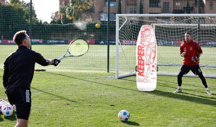 11 01 2024 Soccer 2 Soccer Bundesliga Season 2023 2024 1 FC Nürnberg FCN Club Training Camp Winter Winter Training Camp Marbella Spain Sports Photo Zink DaMa xdaxmax Dennis Neudahm Goalkeeper Coach 1 FC Nürnberg FCN Christian Mathenia 26, 1 FC Nürnberg FCN with tennis balls