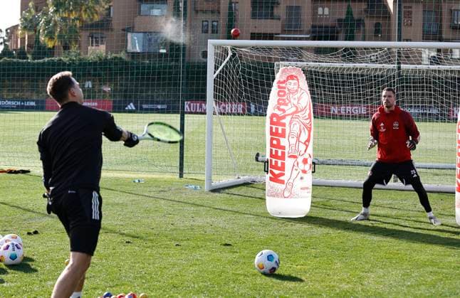 11 01 2024 Soccer 2 Soccer Bundesliga Season 2023 2024 1 FC Nürnberg FCN Club Training Camp Winter Winter Training Camp Marbella Spain Sports Photo Zink DaMa xdaxmax Dennis Neudahm Goalkeeper Coach 1 FC Nürnberg FCN Christian Mathenia 26, 1 FC Nürnberg FCN with tennis balls