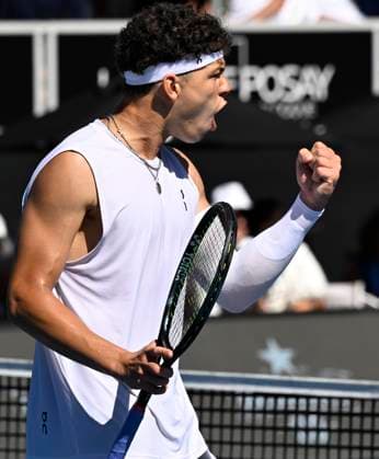 11th January 2024: Auckland, New Zealand: Ben Shelton of the USA plays a shot Spain s Roberto Carballes Baena during his quarter final singles match at the ASB Classic tennis tournament in Auckland, New Zealand.  ActionPlus12596161 AndrewxCornaga