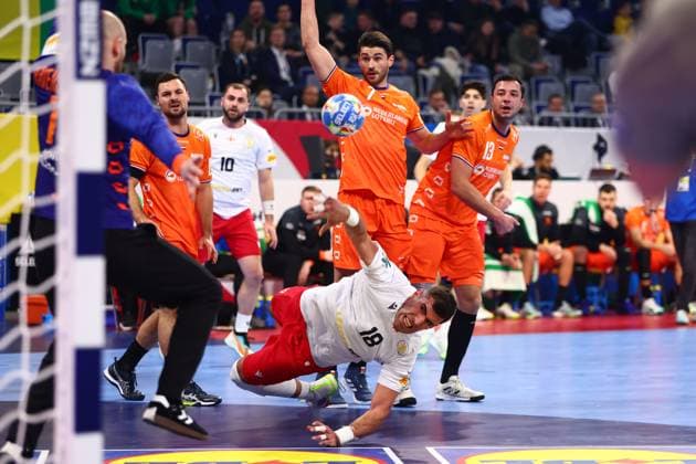 Sport Themen der Woche KW02 Sport Bilder des Tages Torwurf von Erekle Arsenashvili (Georgien) Niederlande vs Georgien, Handball, Maenner, EHF Euro 2024, Gruppe E, 1. Spieltag, 11.01.2024 Niederlande vs Georgien, Handball, Maenner, EHF Euro 2024, Gruppe E, 1. Spieltag, 11.01.2024 Mannheim *** Goalkeeper Erekle Arsenashvili Georgia Netherlands vs Georgia, Handball, Men, EHF Euro 2024, Group E, Matchday 1, 11 01 2024 Netherlands vs Georgia, Handball, Men, EHF Euro 2024, Group E, Matchday 1, 11 01 2024 Mannheim Copyright: xEibner-Pressefotox EP_RWS