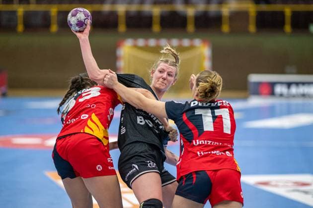 Sport Themen der Woche KW02 Sport Bilder des Tages Naina Klein ( TuS Metzingen ) 9 GER, HSG Bensheim Auerbach vs. TuS Metzingen, Handball, Frauen, 1. Handball Frauen Bundesliga, 11. Spieltag, 11.01.2024, GER, HSG Bensheim Auerbach vs. TuS Metzingen, Handball, Frauen, 1. Handball Frauen Bundesliga, 11. Spieltag, 11.01.2024 Bensheim *** Naina Klein TuS Metzingen 9 GER, HSG Bensheim Auerbach vs TuS Metzingen, Handball, Women, 1 Handball Womens Bundesliga, Matchday 11, 11 01 2024, GER, HSG Bensheim Auerbach vs TuS Metzingen, Handball, Women, 1 Handball Womens Bundesliga, Matchday 11, 11 01 2024 Bensheim Copyright: xEibner-Pressefoto JanxPapenfussx EP_JPS
