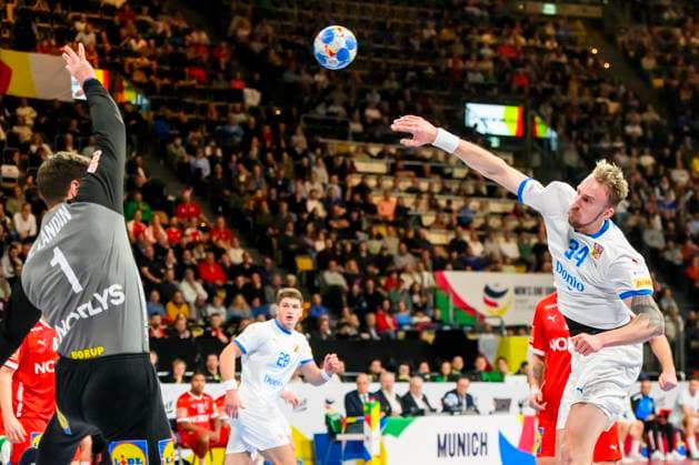 GER, MenÕs EHF EURO, Group F, Denmark DNK vs Czech Republic CZE 11 01 2024, Olympiahalle, Munich, GER, MenÕs EHF EURO, Group F, Denmark DNK vs Czech Republic CZE , in the picture Niklas Landin Denmark 1 in a duel against Dominik Solak Czech Republic 34 nordphotoxGmbHx xStraubmeier nph00004