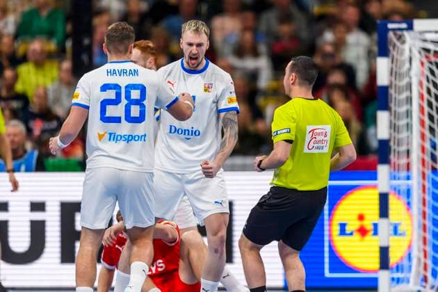 GER, MenÕs EHF EURO, Group F, Denmark DNK vs Czech Republic CZE 11 01 2024, Olympiahalle, Munich, GER, MenÕs EHF EURO, Group F, Denmark DNK vs Czech Republic CZE , in the picture Dominik Solak Czech Republic 34 cheers with Matej Havran Czech Republic 28 nordphotoxGmbHx xStraubmeier nph00004