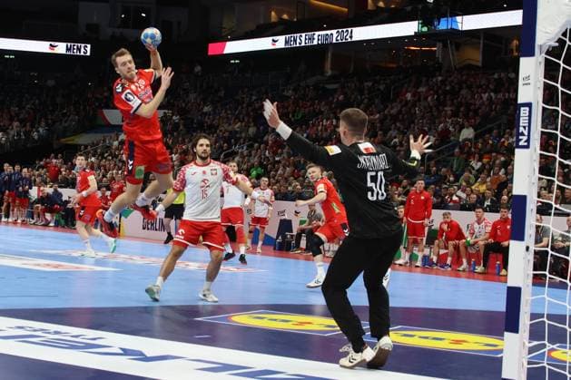 DEU, MEN S EHF EURO 2024, Norway vs Poland, 11 01 2024, Mercedes Benz Arena, Berlin, DEU, MEN S EHF EURO 2024, Norway vs Poland, in the picture Goran Sogard Johannessen NOR 23 , Skrzyniarz, Jakub POL 50 Photo Juergen Engler nordphoto GmbH nordphotoxGmbHx xEngler nph00076