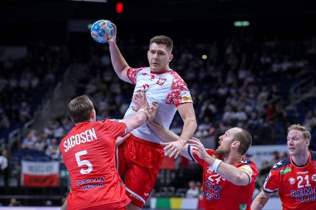 11 01 2024, EHF EURO 2024, European Mens Handball Championship, Mercedes Benz Arena in Berlin, Norway Poland Damian Przytula Poland vs Sander Sagosen Norway Berlin Germany